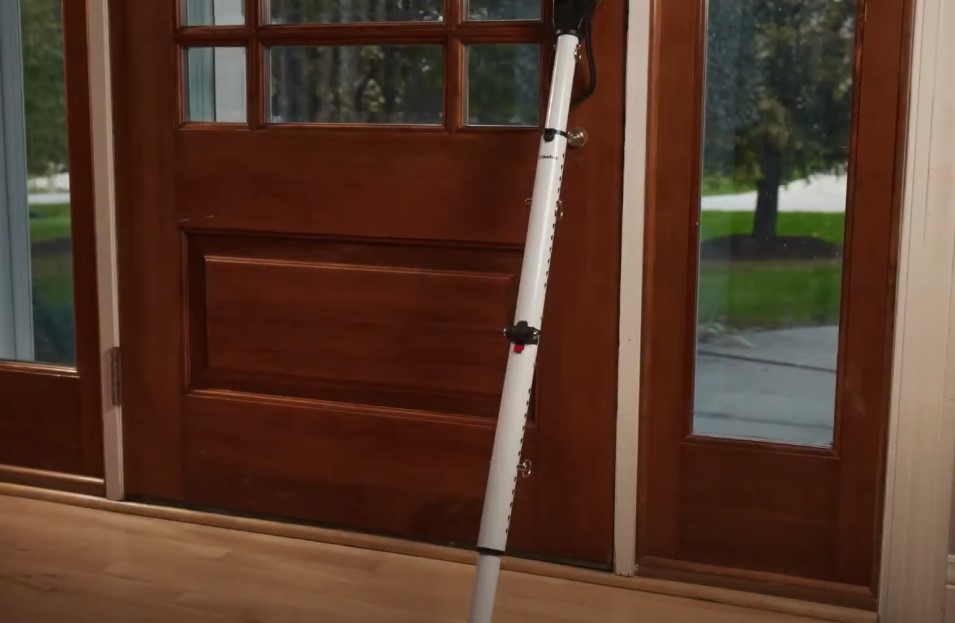 Jammer pole supports house doors on the inside