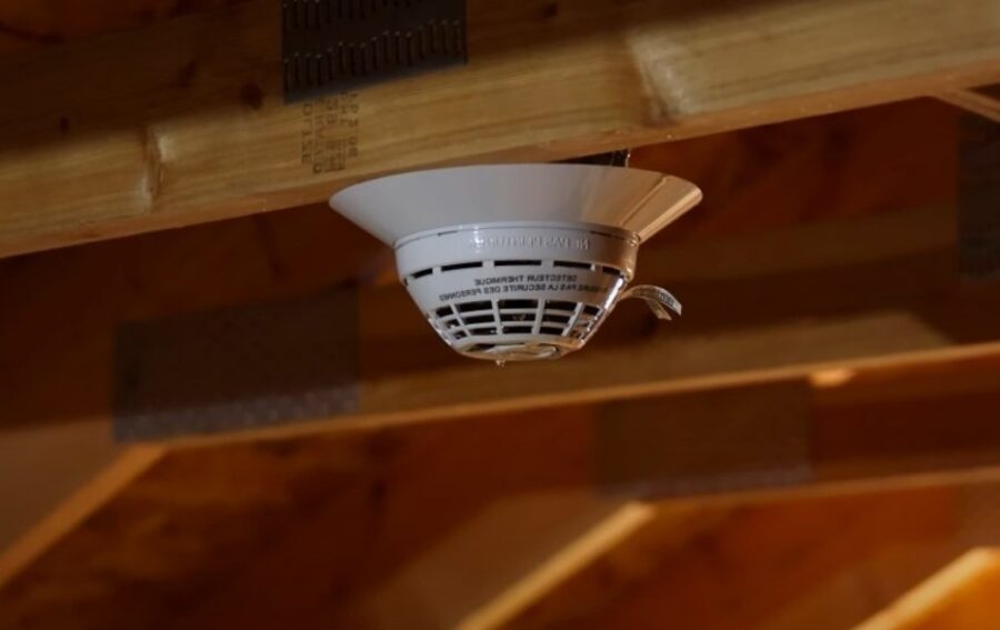 Heat detector on a ceiling