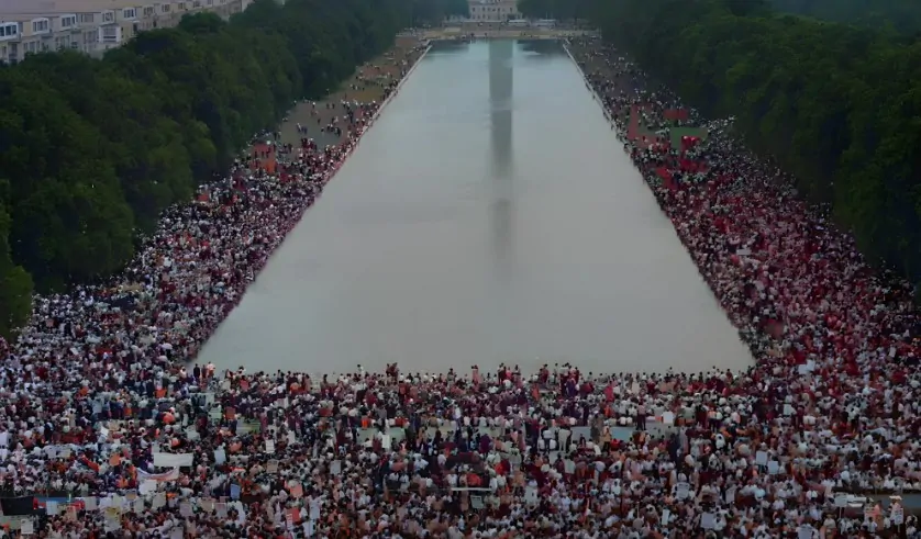 Protesters line the Washington Monument