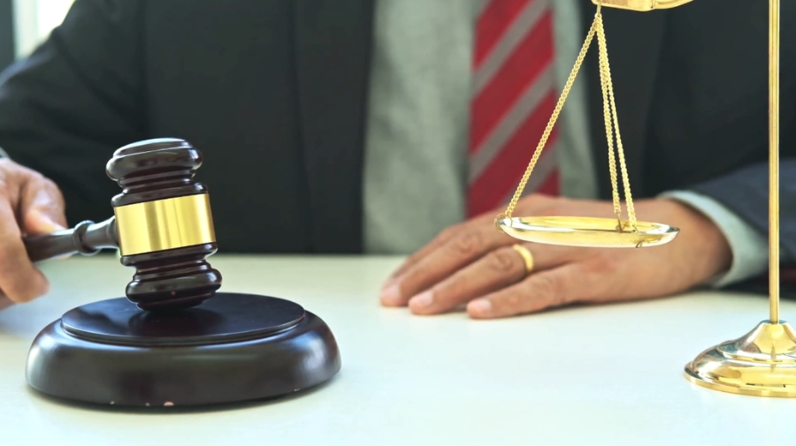 Judge with gavel and scales of justice showing that DUI laws vary by state