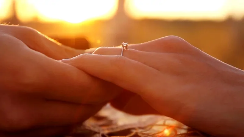Hands with a ring, showing average marriage length by state