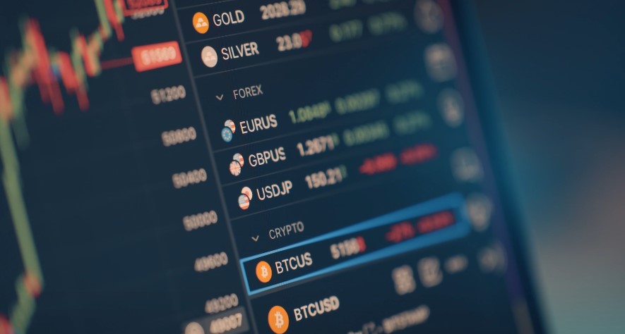 Real-time currency exchange rates displayed on a monitor