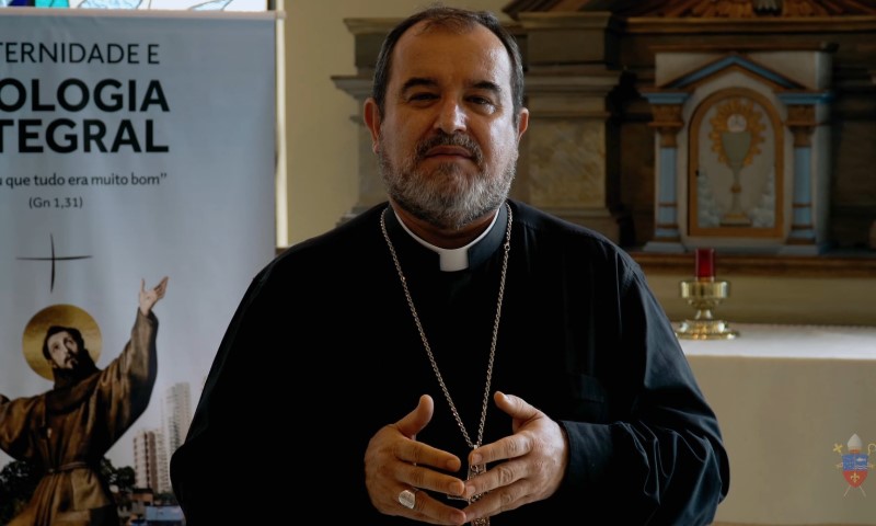 Dom Arnaldo Carvalheiro Neto speaks in front of a camera