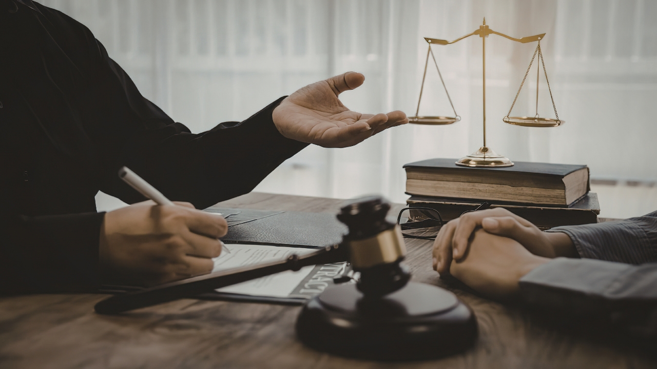 Lawyer meets with a client during a legal consultation